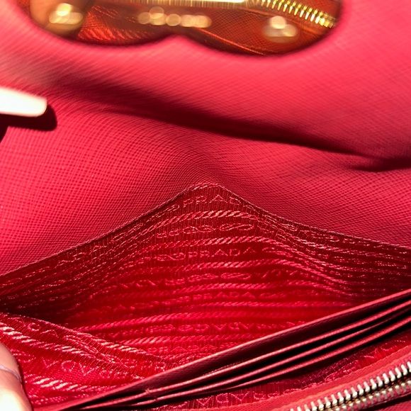Prada Crossbody Wallet on Chain with gold hardware - Picture 5 of 9